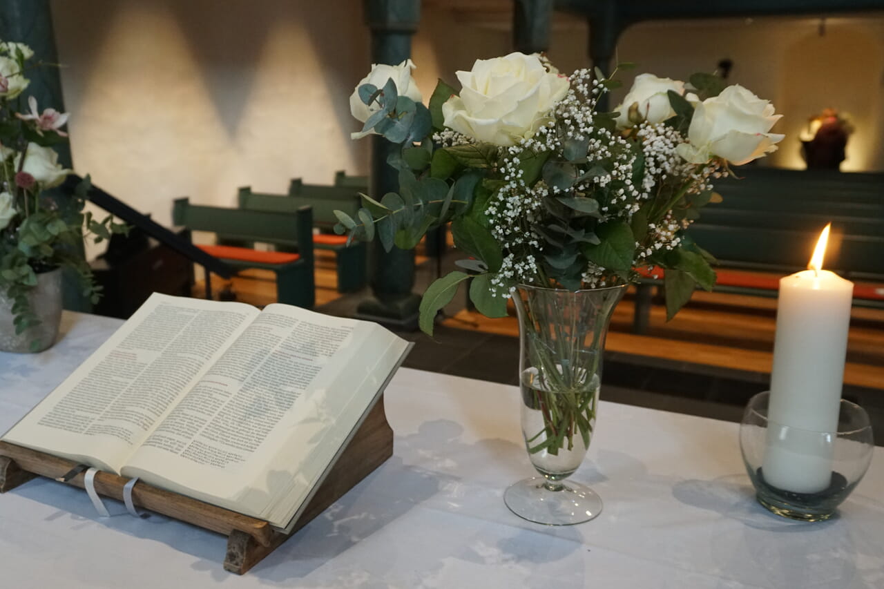 Eine Kerze und ein Blumenstrauß erinnerten im Gottesdienst am Sonntag in der Freudenberger Kirche an Luise und alle von der Gewalttat betroffenen Menschen.