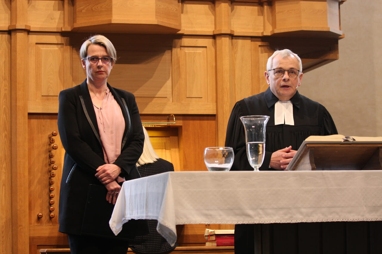 Die Freudenberger Bürgermeisterin Nicole Reschke und Superintendent Peter-Thomas Stuberg im Gottesdienst in der Freudenberger Kirche.
