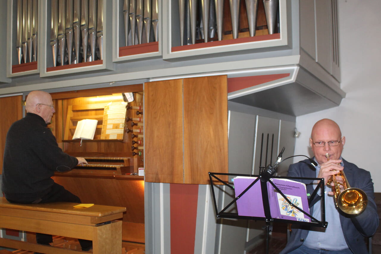 Friedhelm Nicklaus an der Orgel und Volker Fischer mit seiner Trompete gestalteten Carolin Kremendahls Verabschiedungs-Gottesdienst in der Laaspher Stadtkirche musikalisch.