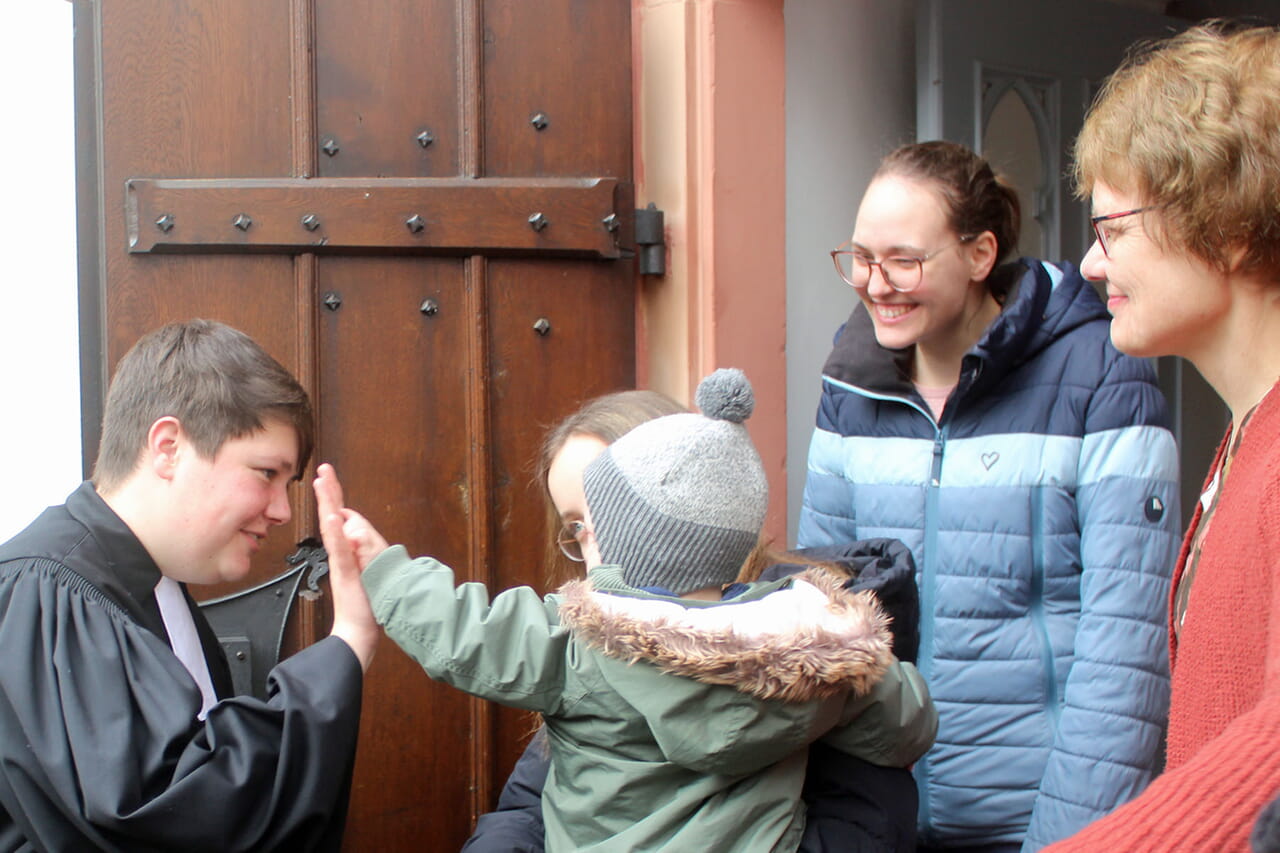 Jung und Alt und die dazwischen wollten sich jetzt an der Tür der Laaspher Stadtkirche von Carolin Kremendahl verabschieden, die künftig als Pfarrerin im Probendienst in der Hattinger Kirchengemeinde Welper-Blankenstein arbeitet.