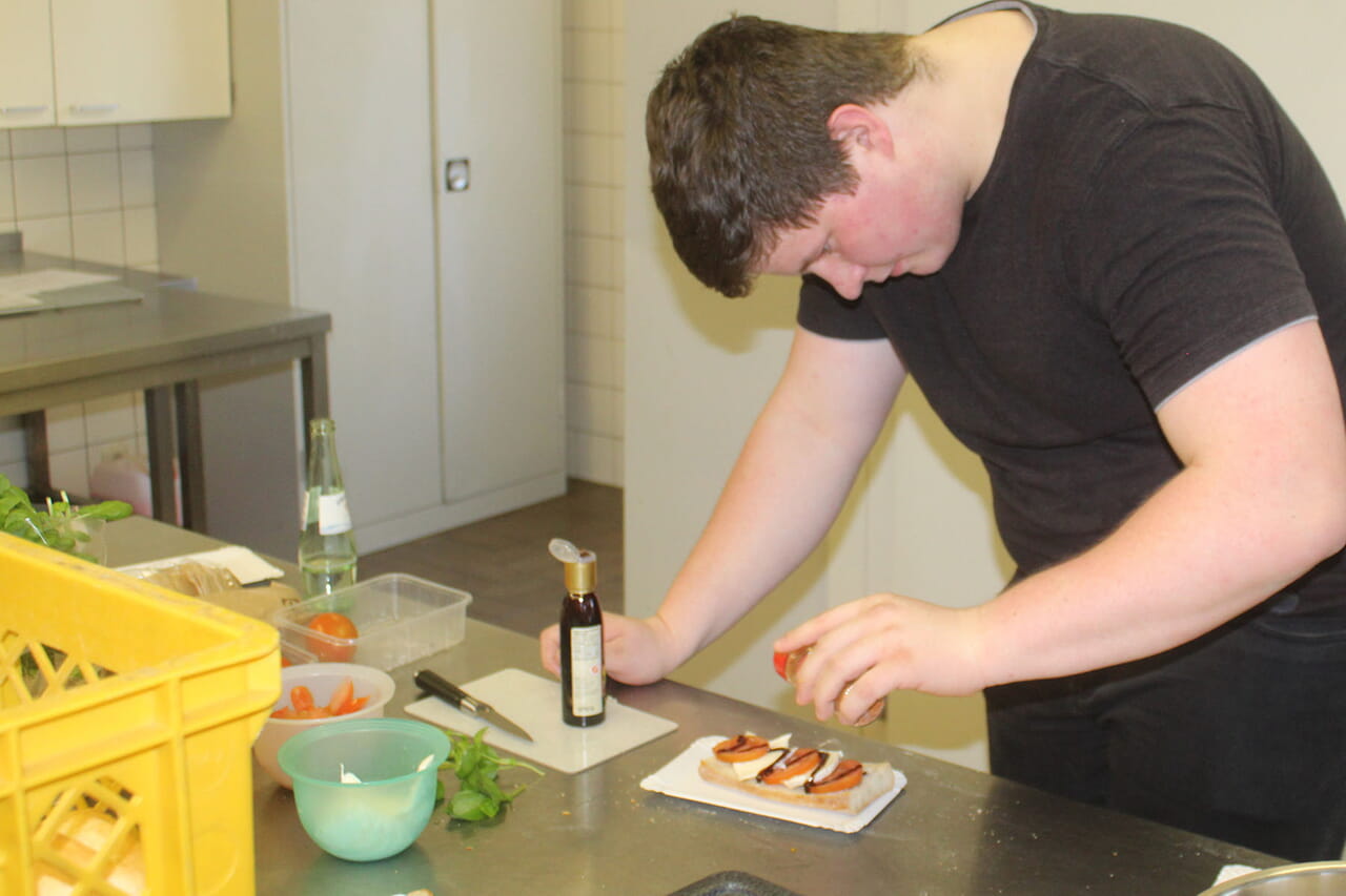 Das Küchen-Team am dritten Abend achtete darauf, dass es außer den Hot Dogs auch eine vegetarische Essens-Alternative für die Jugendbibelwochen-Gäste in der Feudinger Volkshalle gab.