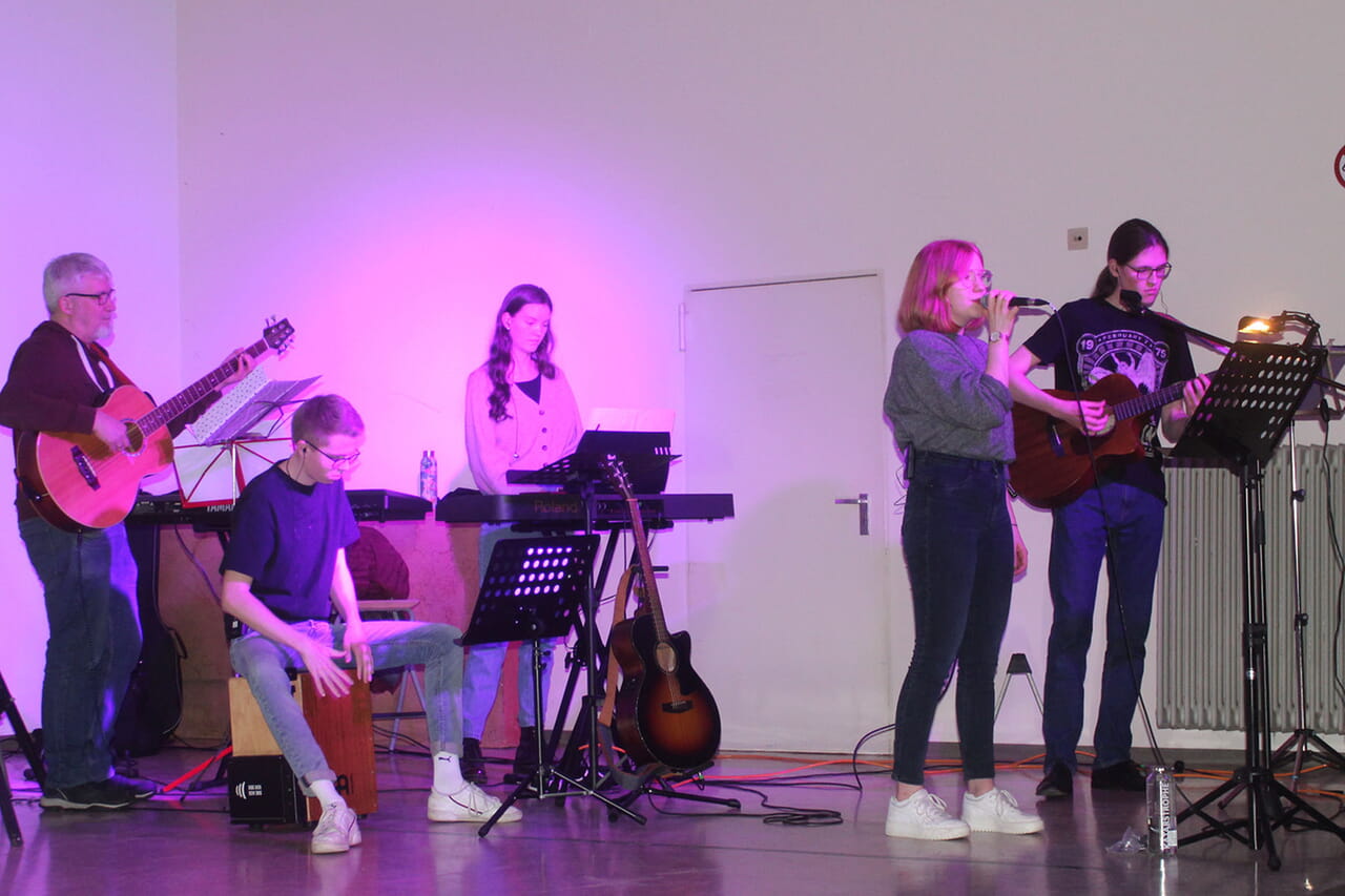 Der vierte Abend widmete sich dem Lobpreis: Johannes Drechsler, Jan Philipp Horchler, Friederike Schweitzer, Caro Kuhly und Ernst Alfred Hackler (von links) machten als Feudinger Band „Light by Night“ Musik in der Volkshalle.