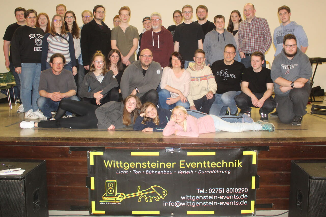 Dieses Foto zeigt nicht alle, aber einen großen Teil der Mitarbeitenden, die die gelungene Jugendbibelwoche des Solidarraums 8 im Evangelischen Kirchenkreises Siegen-Wittgenstein möglich machten.