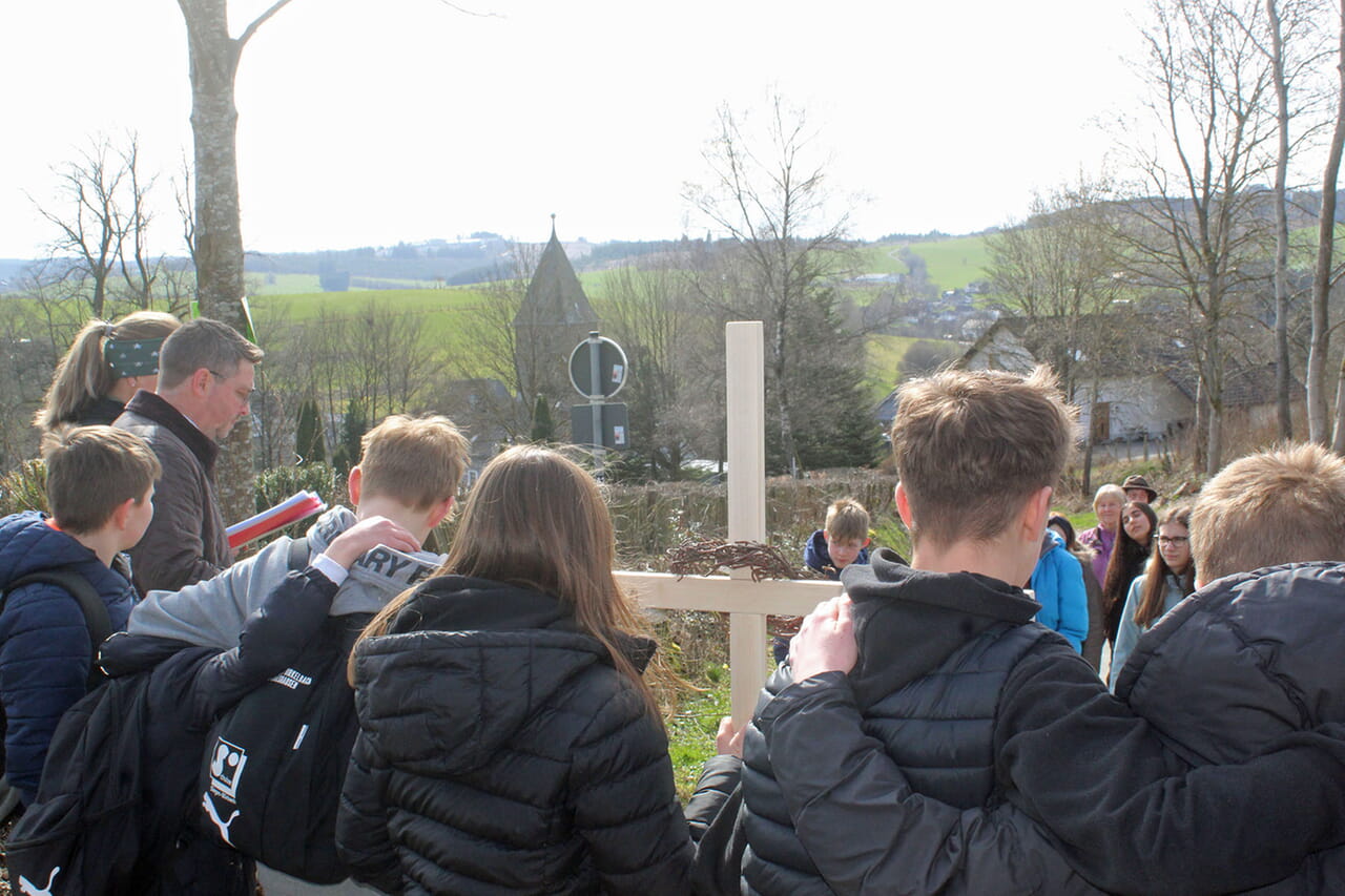 Noch in Blickweite der Birkelbacher Kirche machte die Gruppe zum ersten Mal Station auf ihrem Ökumenischen Kreuzweg.