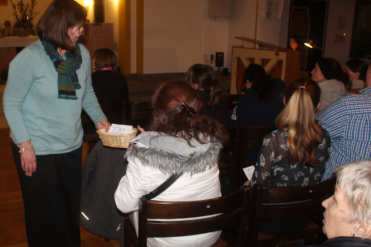 Mitarbeiterinnen des Abendgottesdienst-Teams beim Ökumenischen Palmsonntag-Gottesdienst in der evangelischen Erndtebrücker Kirche verteilten ein ausgedrucktes Gebet des katholischen Erzbischofs Dom Hélder Câmara aus Brasilien an die Besucher.