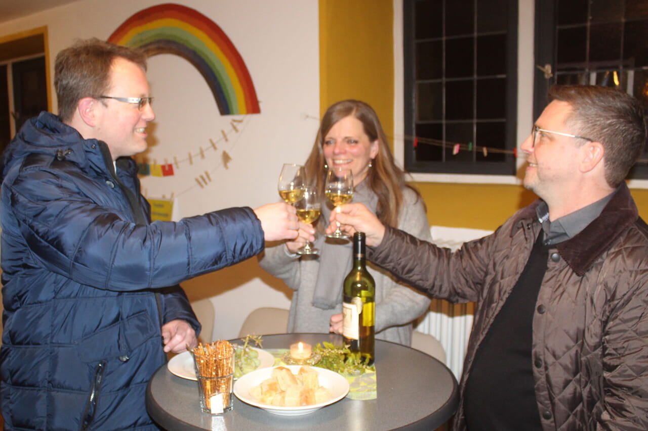 Beim allgemeinen gemütlichen Beisammensein nach dem Gottesdienst stießen die Pfarrer Stephan Berkenkopf, Kerstin Grünert und Jaime Jung (von links) auf das gelungene ökumenische Energiesparen der vergangenen Monate in Erndtebrück an.