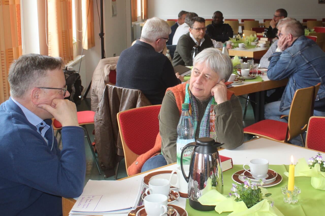 Siegerländer und Wittgensteiner Pfarrerinnen und Pfarrer trafen sich jetzt zu einer Pfarrkonferenz im Laaspher Gemeindehaus. Über das Thema „Diakonie“ sprachen sie auch in den einzelnen Tischgruppen.