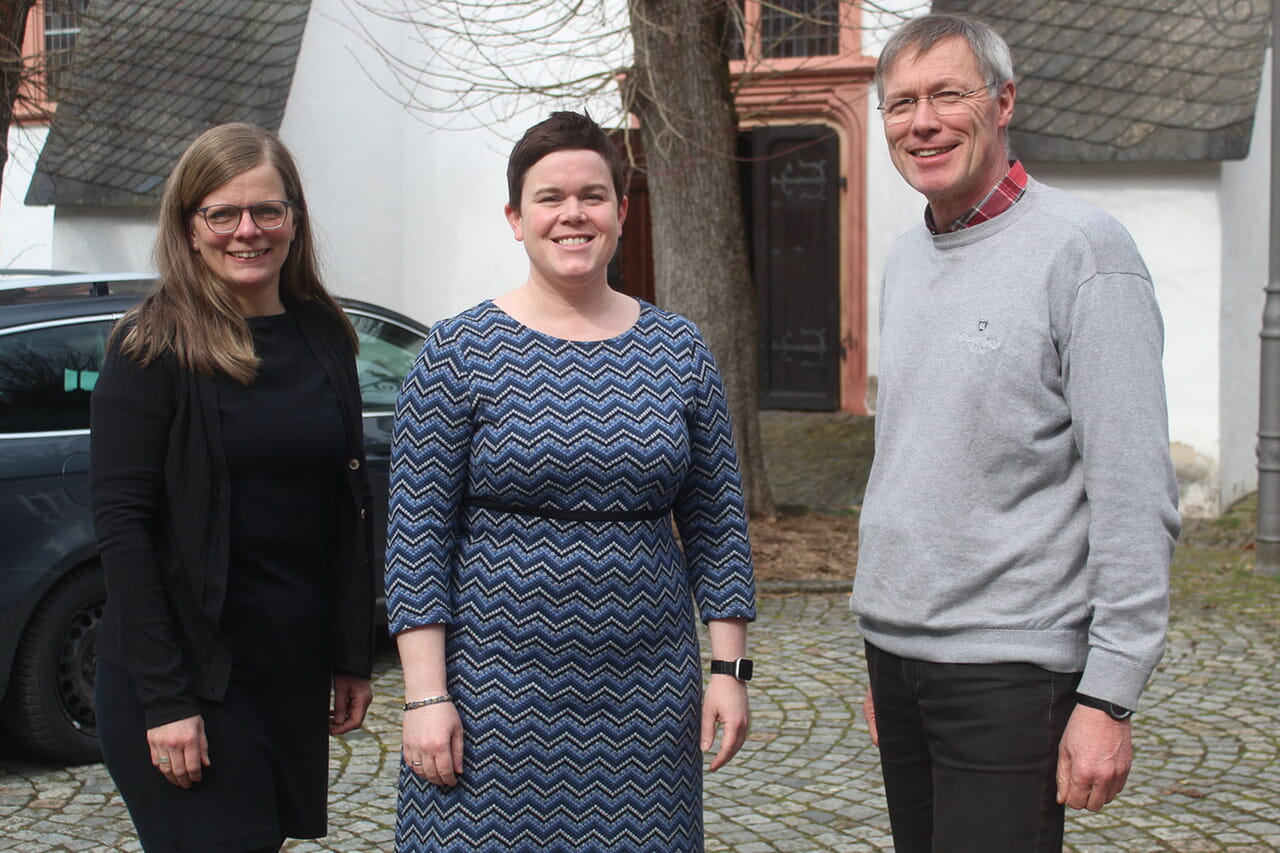 Zwei von den Dreien auf dem Bild waren jetzt bei der Pfarrkonferenz zum ersten Mal in Bad Laasphe: Kerstin Grünert hatte hier schon ihr Vikariat absolviert, aber für Anne Jung und Martin Eckey (von links) war der Lahnstadt-Besuch eine Premiere.