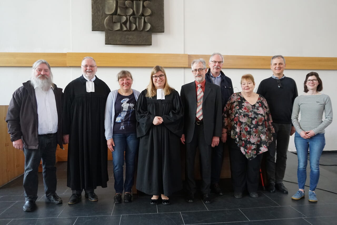 Begrüßten Lea Klaas (Mitte) herzlich in der Gemeinde: Presbyter Jürgen Narbutt, Pfarrer Armin Pulfrich (Lukas-Kirchengemeinde), Presbyteriumsmitglieder Anette Breitenbach, Rolf Höfer, Volker Dünkel, Martina Scholl, Bernd Spornhauer und Svenja König.