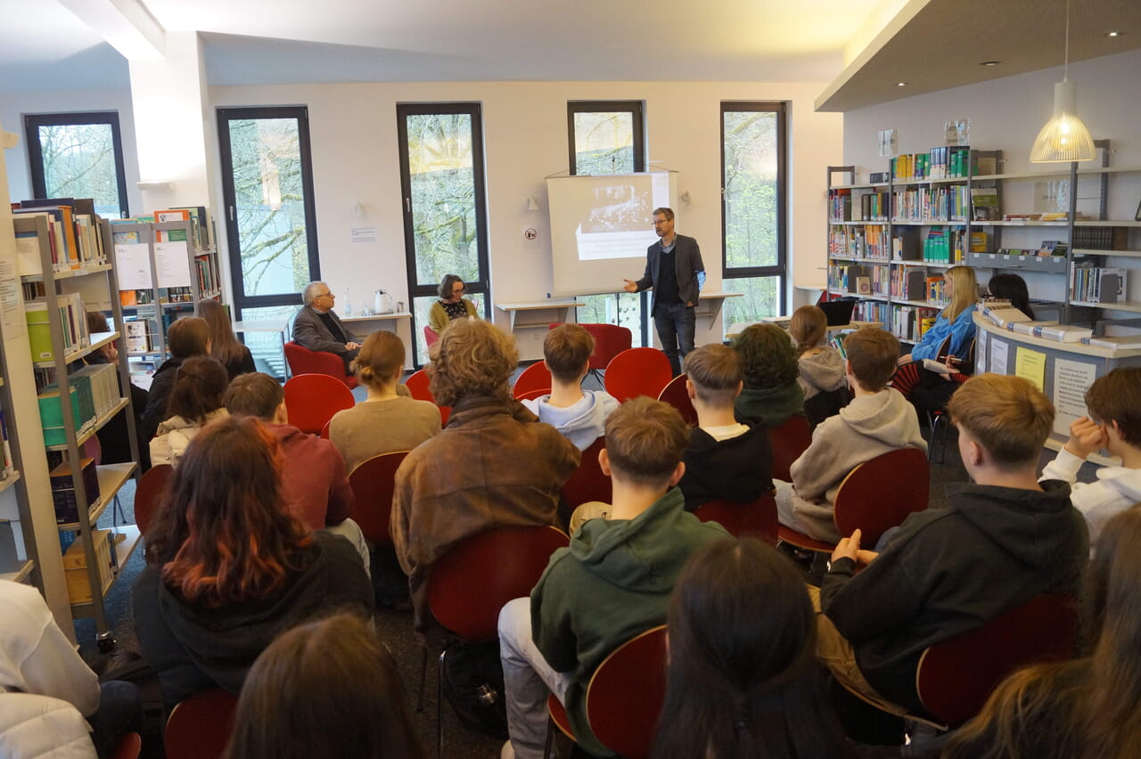 Schülerinnen und Schüler bei der Lesung in der Bibliothek