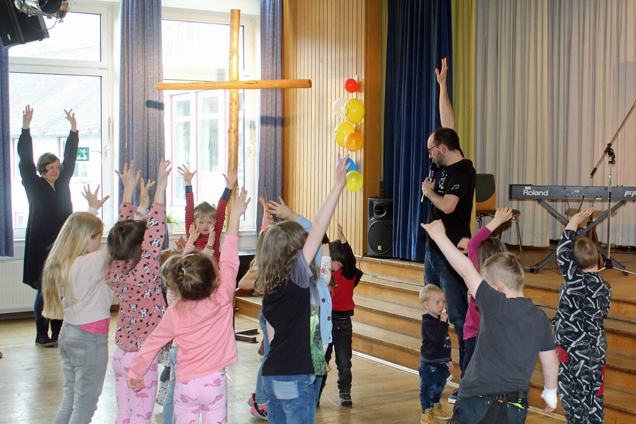 Im Berleburger Christus-Haus begeisterte Liederpfarrer Bastian Basse bei seinem Konzert „Hoffnung kommt von hüpfen“ die Besucherinnen und Besucher.