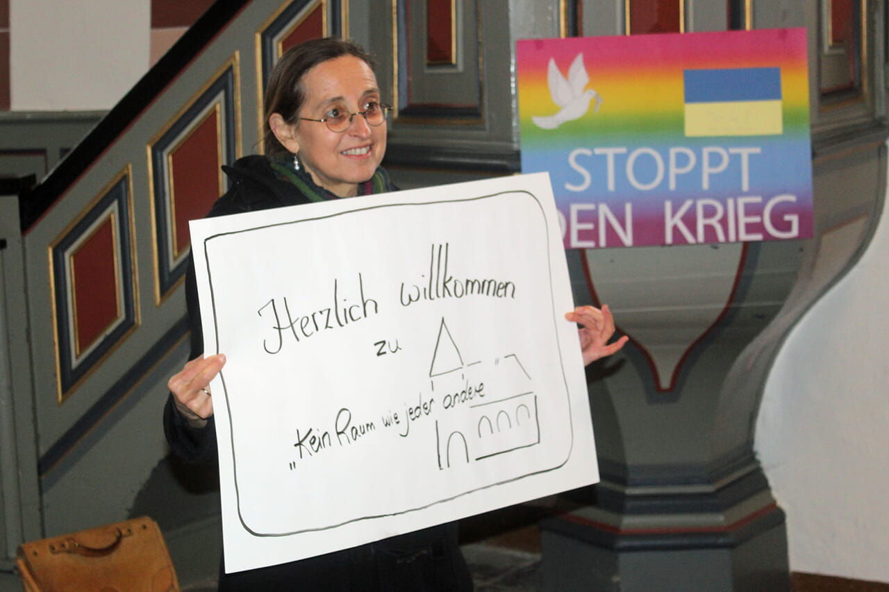 Gemeindepädagogin Heike Dreisbach begrüßte als Leiterin der Erwachsenenbildung im Kirchenkreis Siegen-Wittgenstein In der Laaspher Stadtkirche Gäste der Veranstaltungs-Reihe „Kein Raum wie jeder andere“.