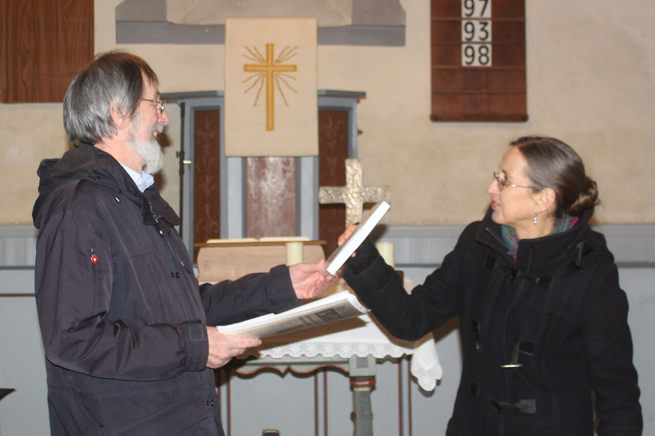 Gemeindepädagogin Heike Dreisbach dankte in der Puderbacher Kirche nach einem gelungenen Nachmittag als Leiterin der Erwachsenenbildung im Kirchenkreis Siegen-Wittgenstein dem Referenten, Laasphes ehemaligem Gemeindepfarrer Dieter Kuhli.