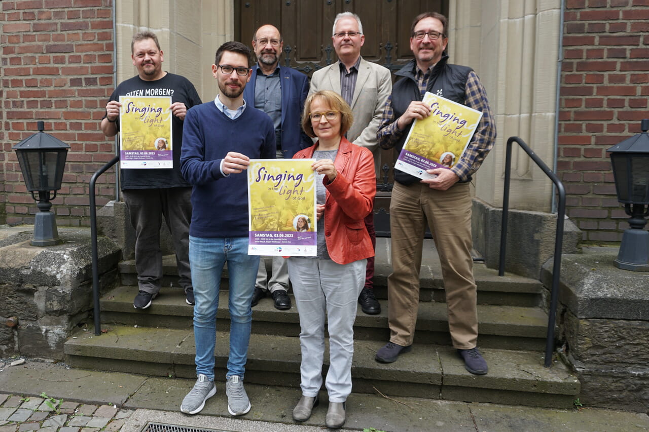 Das Vorbereitungsteam freut sich auf das Mitsing-Event „Singing in the Light of God“ in der Haardter Kirche: v.l.: Küster Christoph Münker, Musiker Peter Hinz, Erich Hoffmann aus der Tansania-Partnerschaftsgruppe, Kreiskantorin Ute Debus, Pfarrer Martin Hellweg, VEM-Referent Jörg Spitzer.