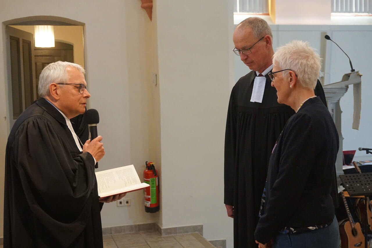 Superintendent Peter-Thomas Stuberg entpflichtete Pfarrer Rolf Fersterra im Beisein seiner Frau Christiane von seinem Dienst.