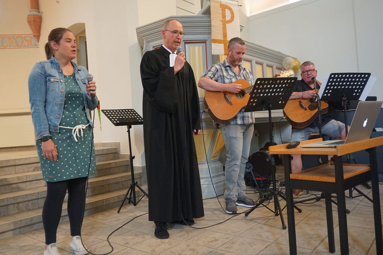 In der Lobpreisband sang Pfarrer Rolf Fersterra selbst mit.