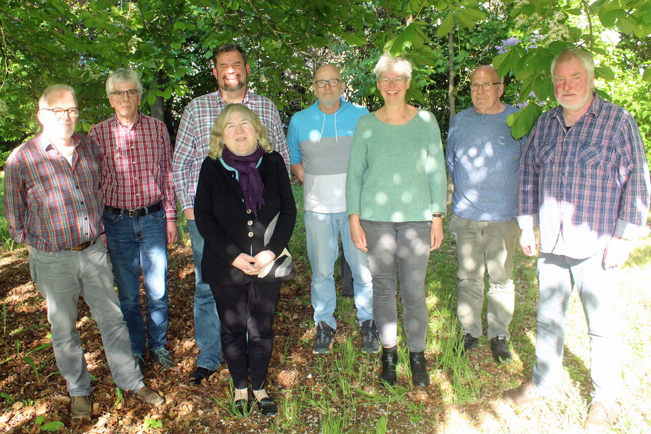 Kirchengemeinden-Vereinigung und gemeinsamer Pfingst-Gottesdienst - viele Menschen machen sich Gedanken, stellvertretend dafür: Uwe Sauer, Frank Hippenstiel, Thies Friederichs, Roswitha Scheckel, Jochen Ahl, Heike Wolf, Harald Afholderbach und Jörg Hausmann (von links).