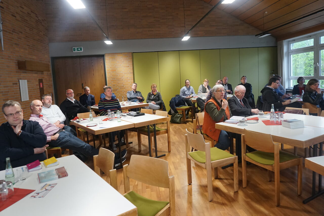 Pfarrerinnen und Pfarrer aus dem Kirchenkreis Siegen-Wittgenstein sprachen in Burbach über die Suche nach Kandidaten für die Kirchenwahl 2024.