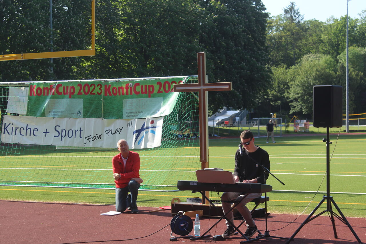 Pfarrer Thomas Weber (links) aus Gevelsberg gestaltete die Andacht zum Auftakt des Konfi-Cups der Evangelischen Kirche in Deutschland.