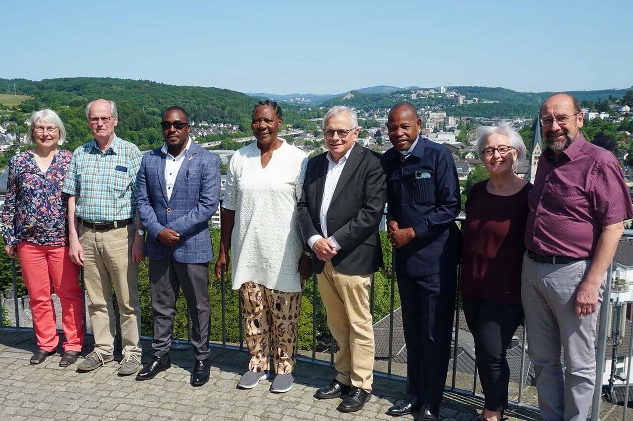 Eingerahmt von Annemarie und Wolfgang Klein sowie Helga und Erich Hoffmann aus der Weidenauer Partnerschaftsarbeit freuten sich Dr. Bryceson Kiwelu, Zilpa Mremi und Julius Shemkai, dass Superintendent Peter-Thomas Stuberg die Gäste aus Tansania im Siegener Haus der Kirche empfing.