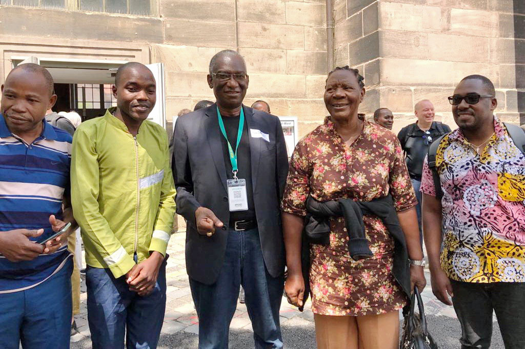 Da fährt man zum Kirchentag nach Deutschland und trifft Dr. Fredrick Shoo, also den eigenen Bischof der Evangelisch-Lutherischen Kirche in Tansania, mögen sich Julius Shemkai (links) sowie Zilpa Mremi (Zweite von rechts) und Dr. Bryceson Kiwelu (rechts) jetzt in Nürnberg gedacht haben.