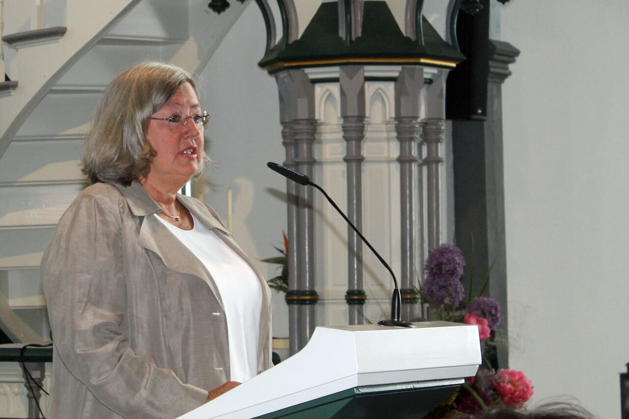 Beate Brinkmann erinnerte als Leiterin des Evangelischen Gymnasiums Weidenau detailliert daran, wie massiv sich Schule in den vergangenen acht Jahren verändert hat.