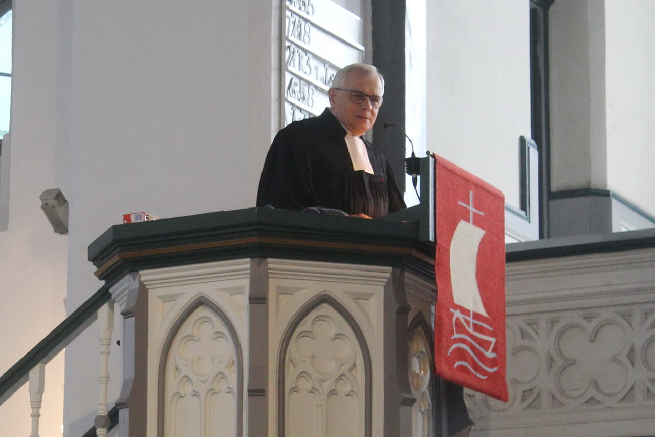 Superintendent Peter-Thomas Stuberg ermutigte im Gottesdienst in der Haardter Kirche die Abiturientinnen und Abiturienten: „Lasst Euch von Gott zeigen, wo er Euch hinschickt.“