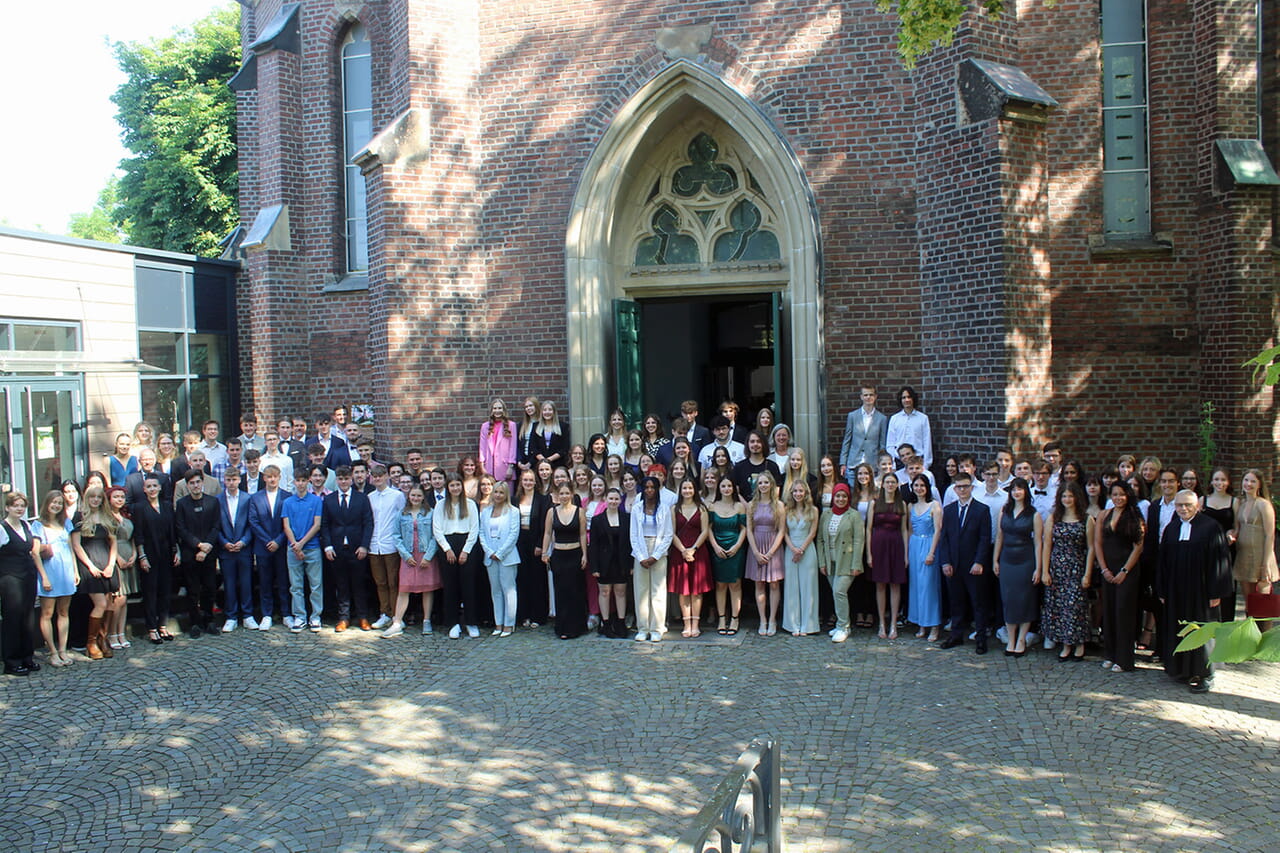 Mit 105 Abiturientinnen und Abiturienten des Evangelischen Gymnasiums Weidenau freuten sich vor der Haardter Kirche Superintendent Peter-Thomas Stuberg, Schulleiterin Beate Brinkmann sowie das Jahrgangsstufen-Begleit-Team Carina Baron, Hartwig Piltz und Burkhard Schäfer.