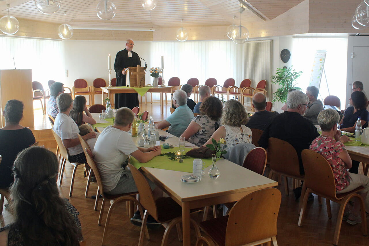 60 Besucherinnen und Besucher fanden am Sonntagnachmittag den Weg ins Banfer Haus Emmaus, wo Pfarrer Martin Behrensmeyer seine letzte Predigt vorm Ruhestand hielt.