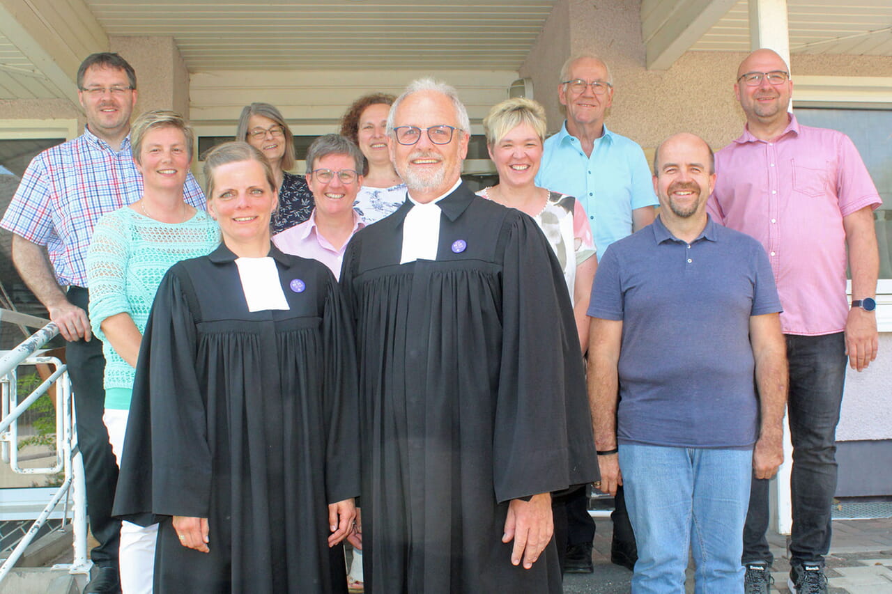 Martin Behrensmeyer stellte sich nach seiner Entpflichtung durch Synodalassessorin Kerstin Grünert nochmal gern zum Gruppenbild mit Presbyterinnen und Presbytern aus Bad Laasphe und Banfetal sowie Pfarrer Steffen Post auf.