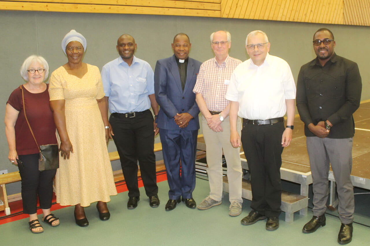 Helga Hoffmann, Zilpa Mremi, David Mushi als Ökumenischer Mitarbeiter im Kirchenkreis Siegen-Wittgenstein, Julius Shemkai, Wolfgang Klein, Superintendent Peter-Thomas Stuberg und Dr. Bryceson Kiwelu (von links) stellten sich bei der Synodalen Versammlung in Wilgersdorf zum tansanisch-deutschen Gruppenbild auf.