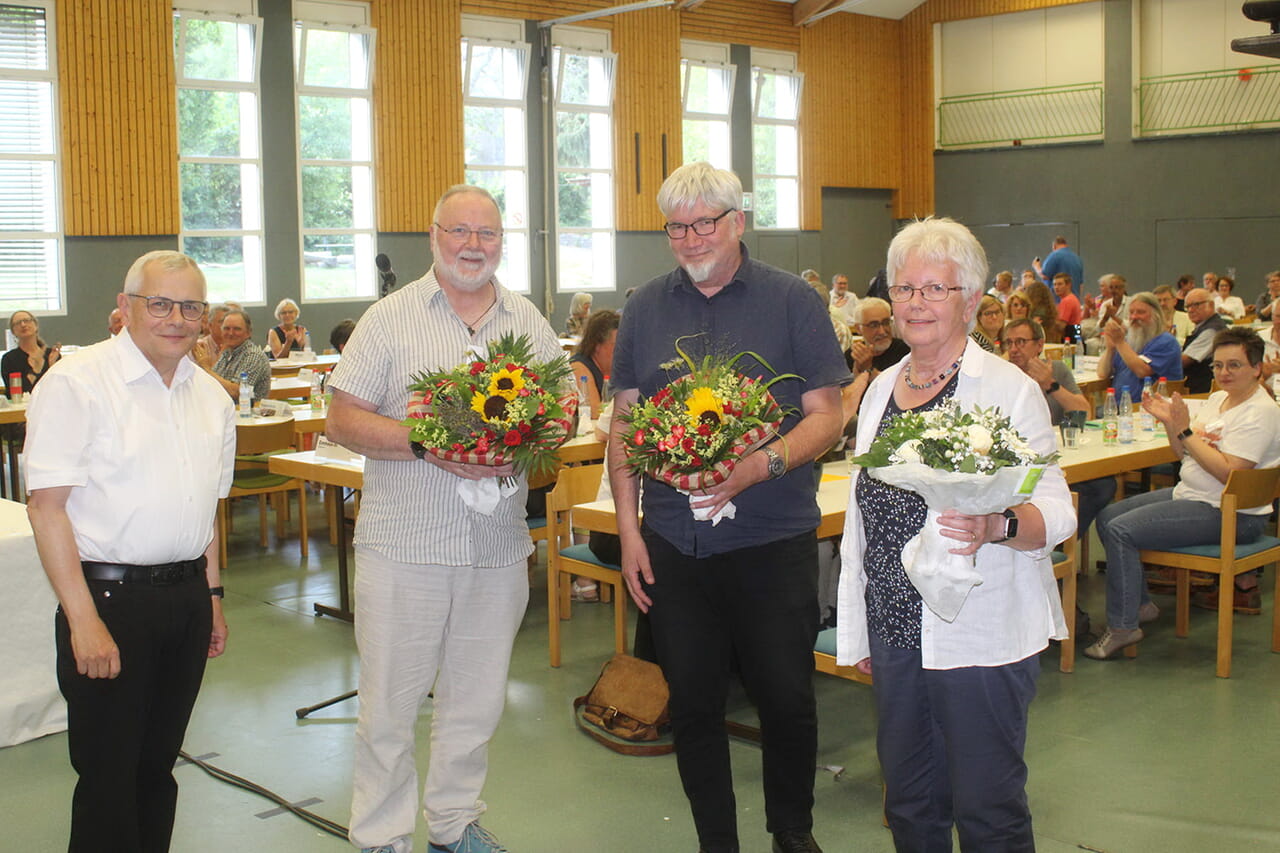 Unter dem Beifall der übrigen Gäste verabschiedete Superintendent Peter-Thomas Stuberg jetzt in Wilgersdorf Armin Pulfrich, Johannes Drechsler und Erika Denker (von links) aus den synodalen Versammlungen auf dem Gebiet des Kirchenkreises Siegen-Wittgenstein.