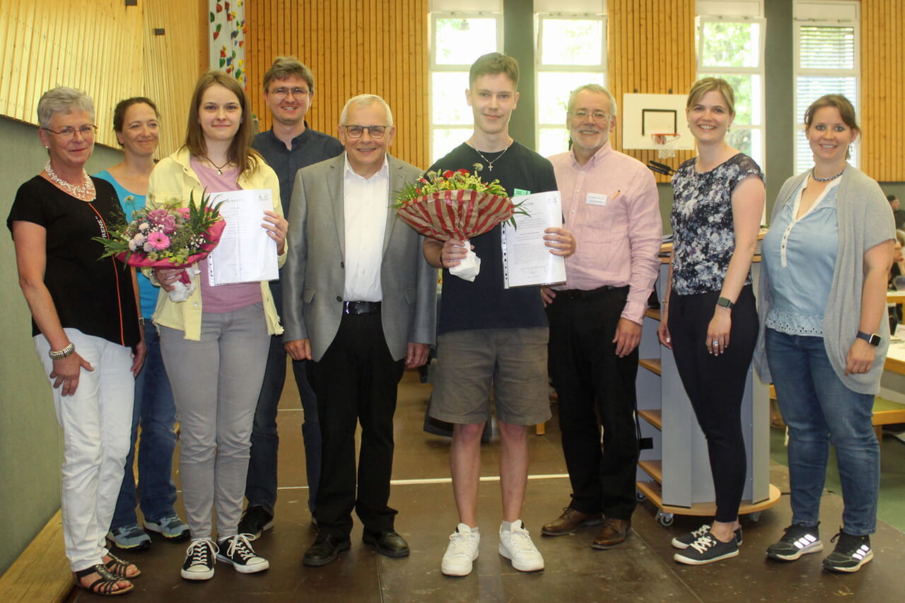 Auszeichnende und Ausgezeichnete mit pädagogischen Begleiterinnen und Begleiter, das Foto zeigt von links: Heidrun Wolf-Linde, Pia Peters, Pia Hellinger, Dennis Stemmermann, Peter-Thomas Stuberg, Bennet Menn, Matthias Elsermann, Jana Nimmermann und Sarah Schieweck.