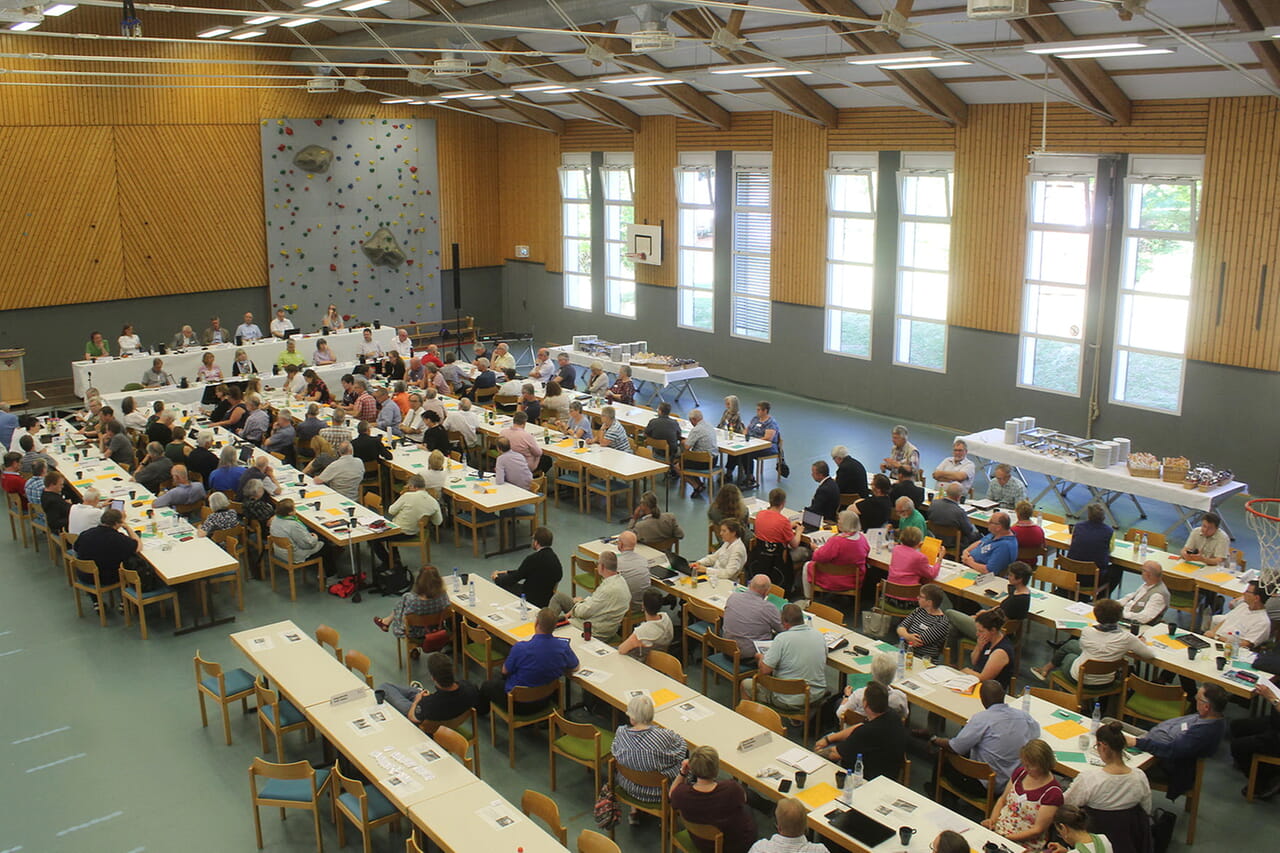 145 Synodale aus dem Evangelischen Kirchenkreis Siegen-Wittgenstein kamen jetzt in der in der Sporthalle der CVJM-Jugendbildungsstätte in Wilgersdorf zusammen.