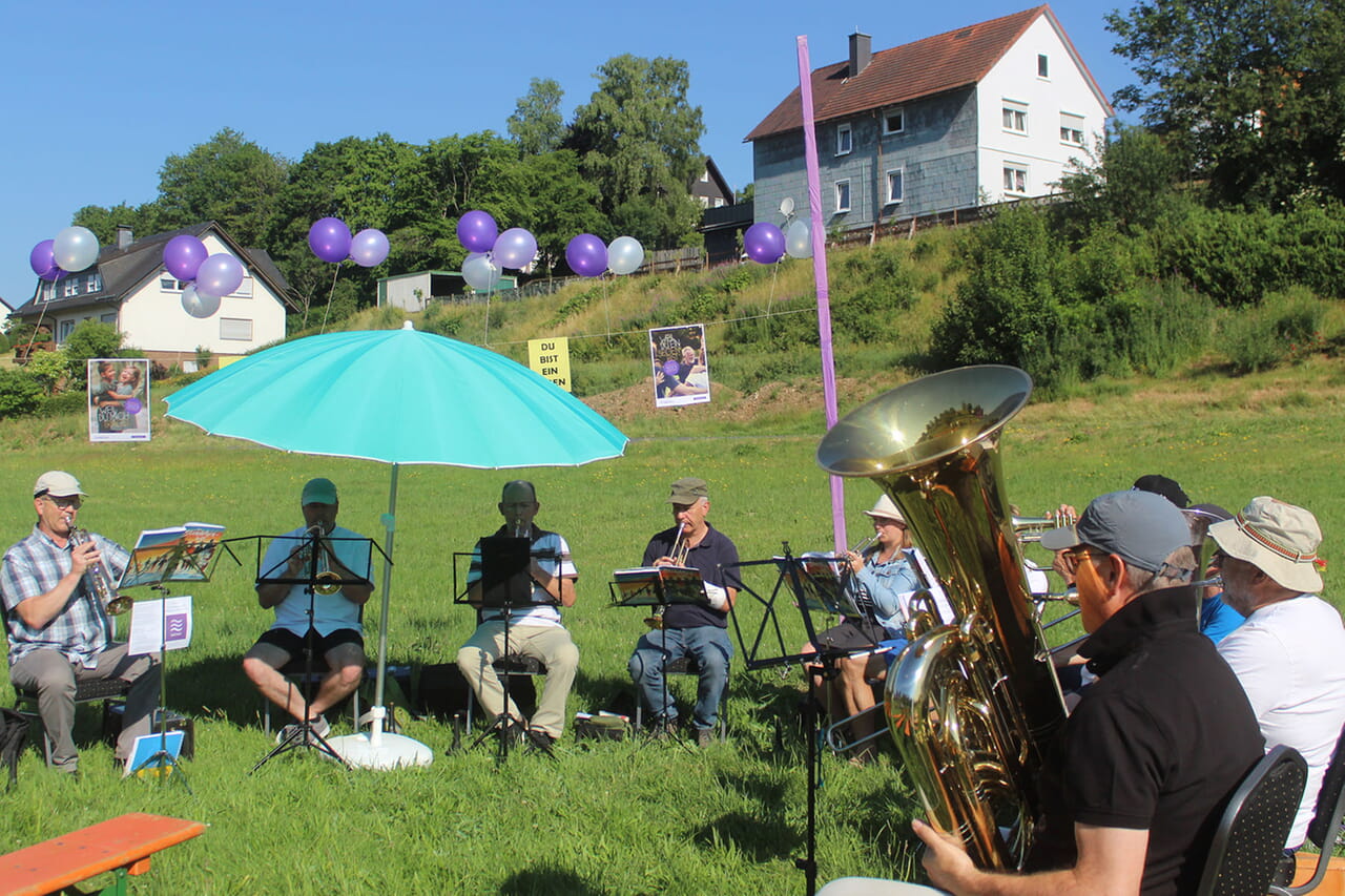 Bläser der CVJM-Posaunenchöre Erndtebrück und Oberndorf unter Leitung von Erhard Weber umrahmten den Birkelbacher Taufgottesdienst unter freiem Himmel musikalisch.