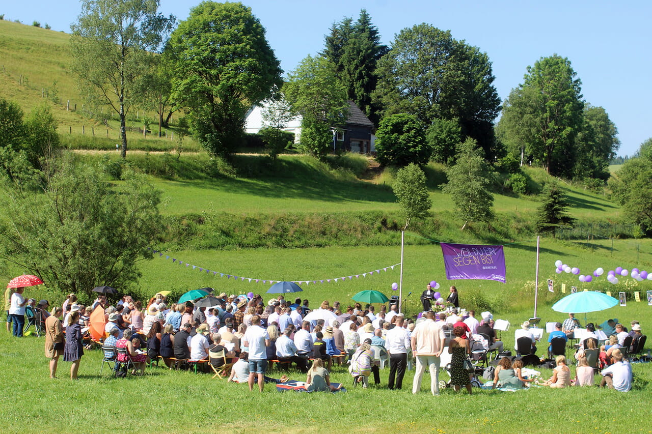 „Weil Du ein Segen bist“ stand auch beim Freiluft-Tauffest der Birkelbacher und der Erndtebrücker Kirchengemeinde über der Veranstaltung.