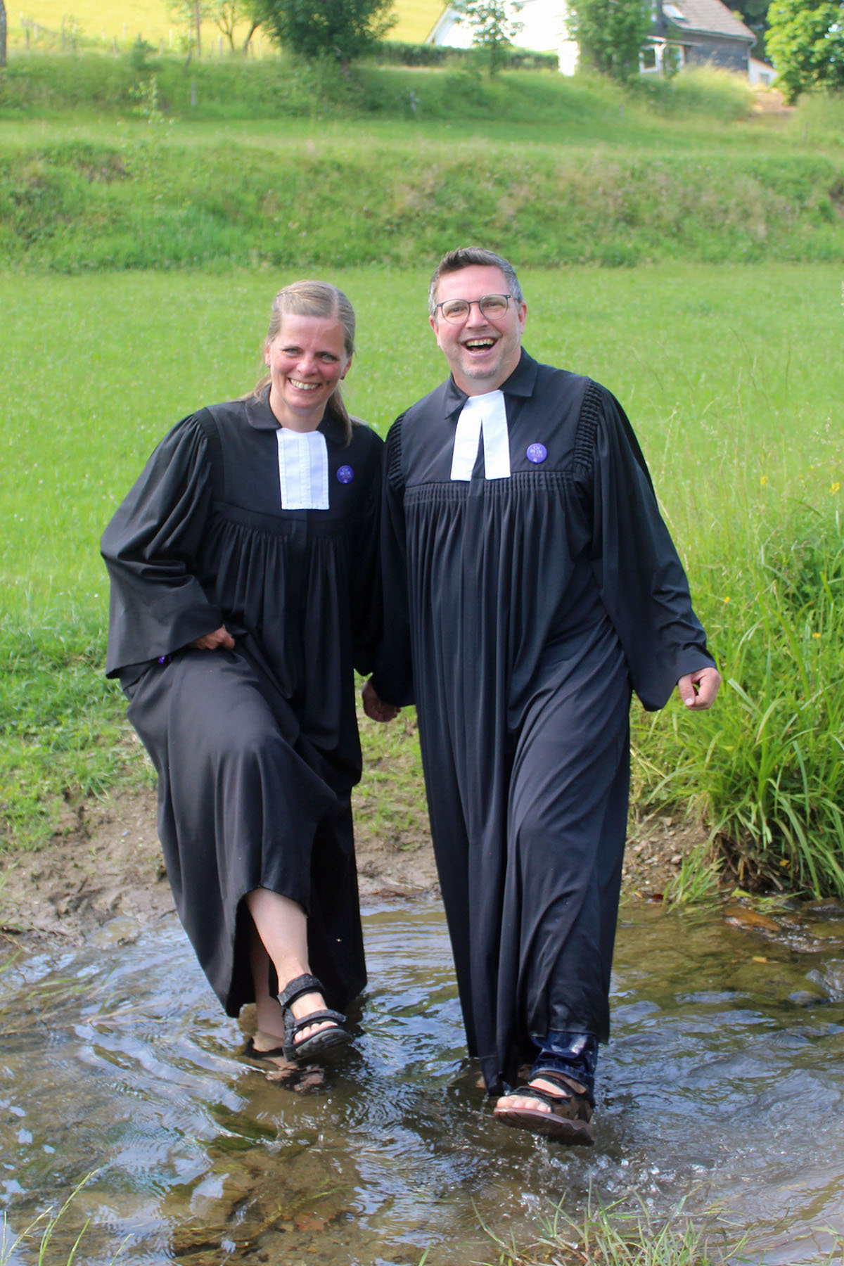 So festlich wie die Talare und so fröhlich wie die Gesichter von Kerstin Grünert und Jaime Jung war jetzt der Taufgottesdienst unter freiem Himmel am Birkelbach.