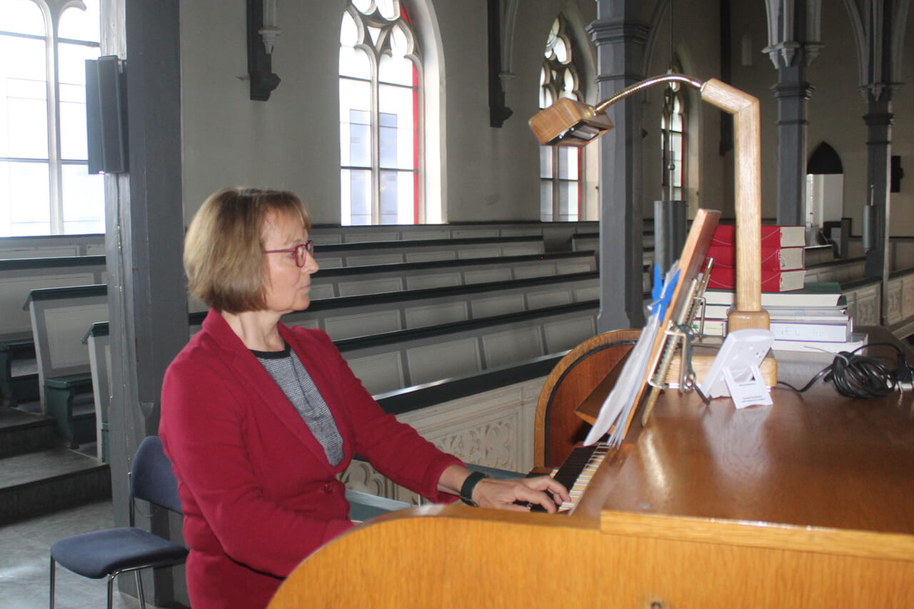 Kreiskantorin Ute Debus sorgte an der Orgel oder auch am Klavier für den musikalischen Rahmen beim Jahresfest der Siegerländer Frauenhilfe in Weidenau.