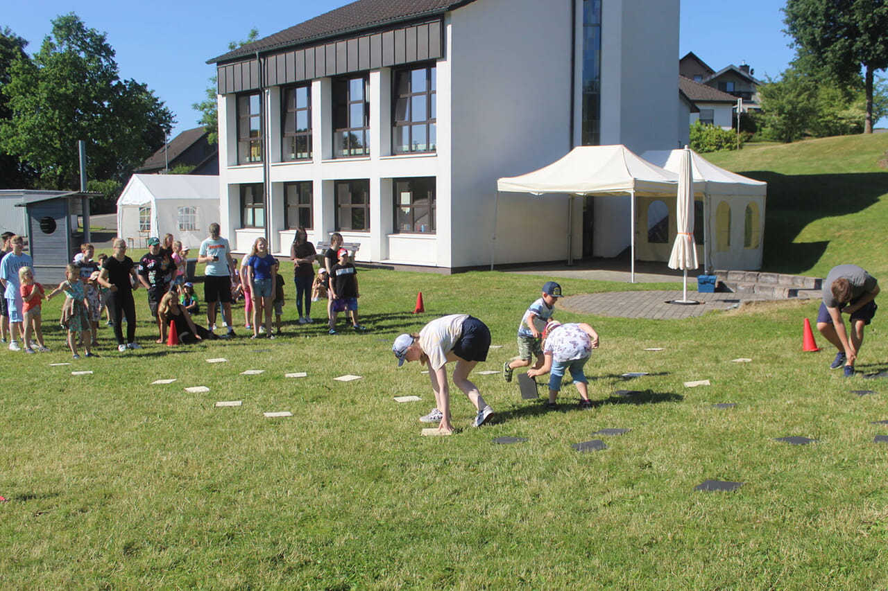 Bei strahlendem Sonnenschein bot sich das Außengelände des evangelischen Gemeindezentrums Wenden auch in diesem Jahr immer wieder für fröhliche Spiel-Einheiten zwischen den handwerklichen Arbeitseinsätzen der Kinder-Kunst-Woche an.