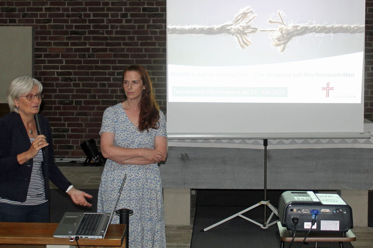 Andrea Keinath (links) und Ruth Nefiodow gaben bei der Ökumenischen Pfarrkonferenz in Deuz Einblicke in ihre Erkenntnisse als Theologinnen beim Labor E des Erzbistums Paderborn.