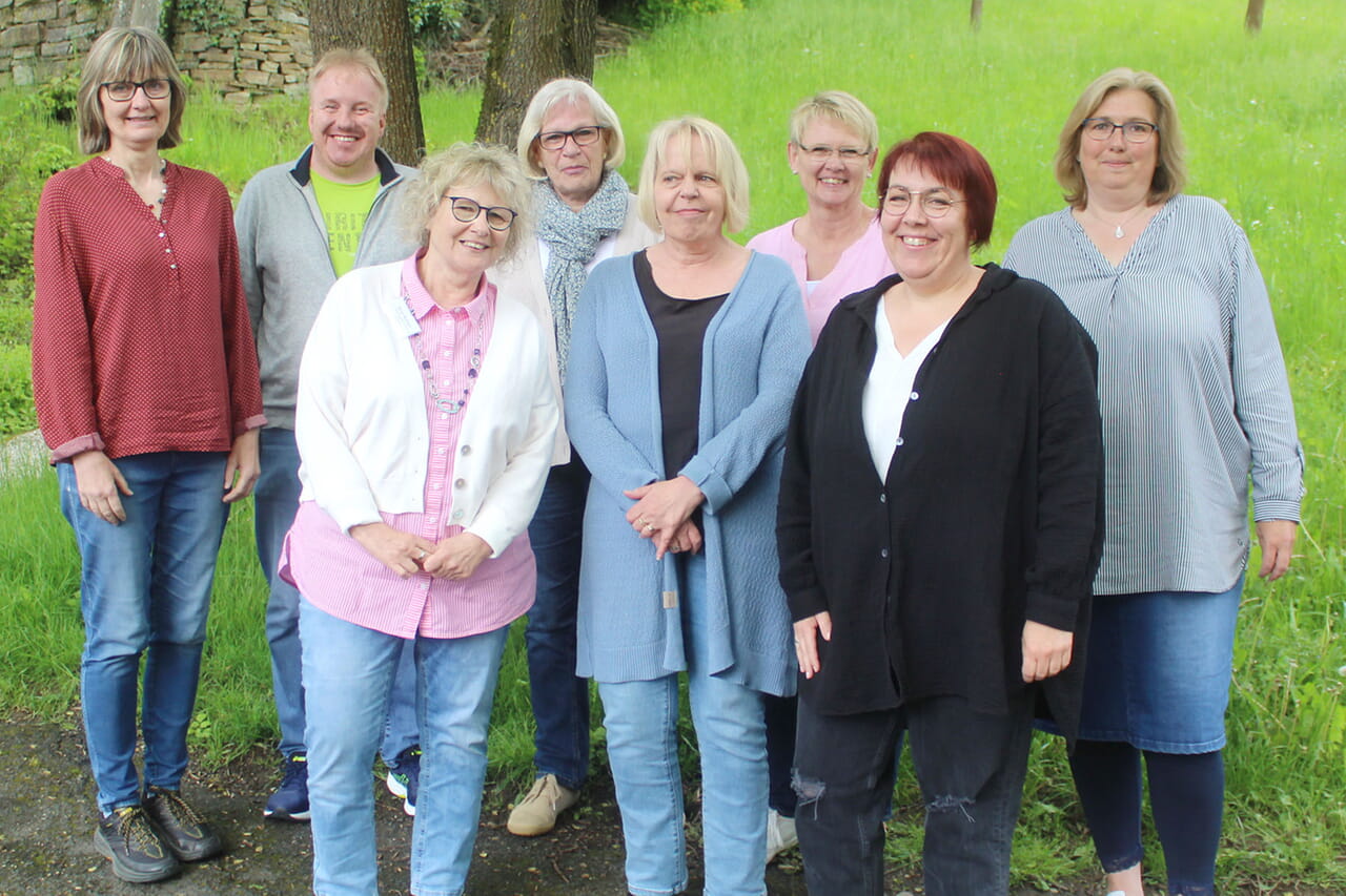 Ab dem neuen Kindergartenjahr gehören die Wittgensteiner Kitas auch zum EKiKS-Verbund. Mit dessen Geschäftsführerin Alexandra Thienel (rechts) und Kita-Koordinator Jan Siegismund (Zweiter von links) freuen sich hier die Einrichtungs-Leiterinnen Ute Gatzemeier, Birgit Bönsch, Sabine Dreisbach, Birgit Namockel, Anette Eckhardt-Sommer und Stefanie Dersch.