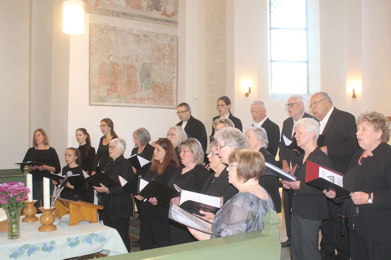 Unter der Leitung von Renate Hackler brachte der Feudinger Kirchenchor den Zuhörenden in der örtlichen Kirche bei einem musikalischen Abendgottesdienst zu Trinitatis die Dreieinigkeits-Idee näher.