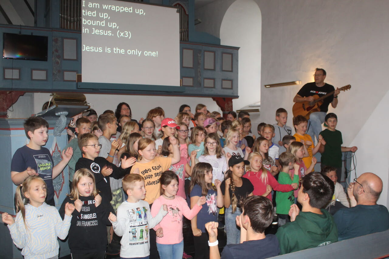 Mehr als einmal stürmten die Teilnehmerinnen und Teilnehmer der Kinderferienwoche beim Familiengottesdienst in der Fischelbacher Kirche begeistert den Chorraum, um Eltern, Großeltern, Paten und Geschwistern etwas vorzusingen.