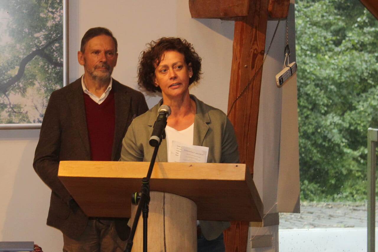 Nach der Begrüßung durch Diethard Altrogge sprach Heike Löcker als Vorsitzende über den Siegener Verein „Unser Zuhause“, der die Selbständigkeit von Menschen mit Handicaps fördert. Die Kollekte beim Ökumenischen Waldgottesdienst war zu einer Hälfte für diesen Förderverein bestimmt, zur anderen für das Olper Kinder- und Jugendhospiz Balthasar.