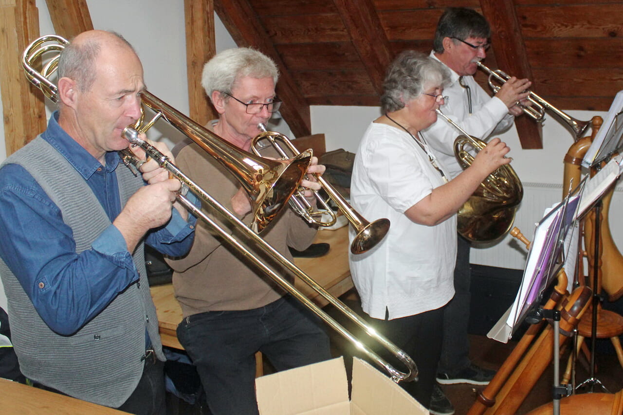 Die Natur- und Jagdhornbläsergruppe Siegen-Wittgenstein umrahmte auch diesmal wieder den Ökumenischen Waldgottesdienst am Forsthaus Hohenroth musikalisch.