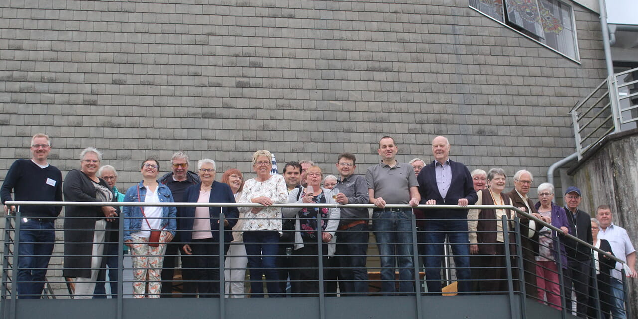 Wenigstens für ein schnelles verregnetes Gruppenfoto versammelten sich die vielen Ehrenamtlichen und wenigen Hauptamtlichen der Evangelischen Kirchengemeinde Dorlar-Eslohe jetzt auf der Terrasse, die neu an die St.-Johannis-Kirche Eslohe angebaut wurde.