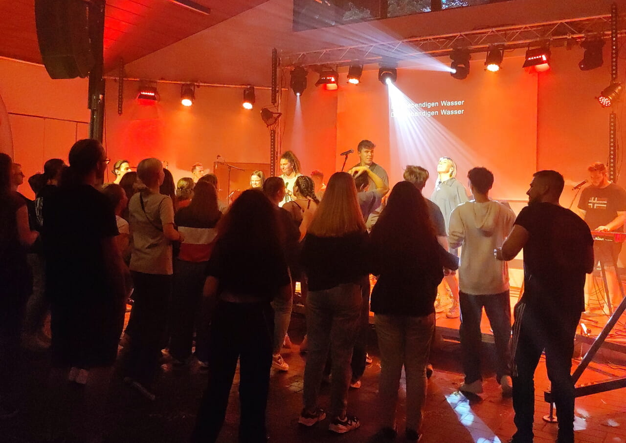 Rund 120 Jugendliche ließen sich jetzt einladen zum zweiten Bonfire-Fest der Evangelischen Jugend im Kirchenkreis Siegen-Wittgenstein, das diesmal im Jugendhaus „Wolke 8“ der Siegener Lukas-Kirchengemeinde stattfand.