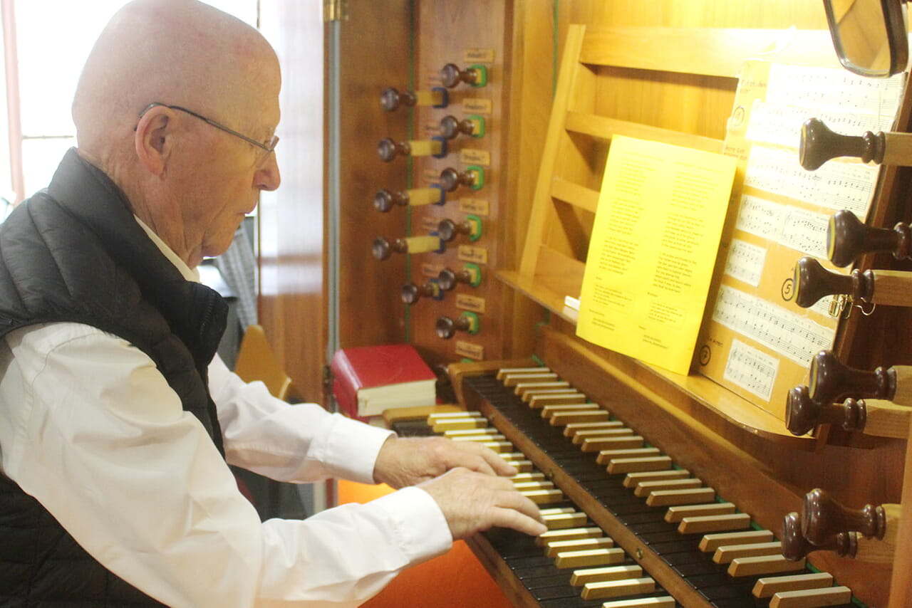Im Orgelnachspiel nahm Friedhelm Nicklaus die Zuhörenden in der Laaspher Stadtkirche auf einem improvisierten Weg von dem Choral „Sollt‘ ich meinem Gott nicht singen“ mit zu „Yesterday“ von den Beatles.
