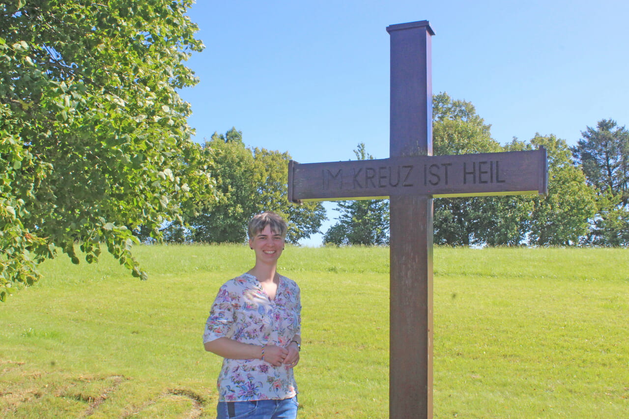 Vikarin Carmen Jäger hofft für die vier Ökumenischen Pilger-Wege zum Kreuz in Stünzel auf ähnlich gutes Wetter wie auf dem Foto und viele Teilnehmende, die sich am 27. August in Bad Berleburg, Bad Laasphe, Erndtebrück oder am Stünzel-Festplatz auf den Weg machen.