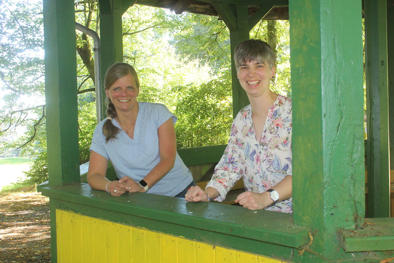 Kerstin Grünert (links) und Carmen Jäger hoffen, dass sich auch Familien mit ihren Kindern zum „Beten mit den Füßen“ einladen lassen. Der Mini-Pilgerweg startet am 27. August um 12.15 Uhr am Stünzel-Festplatz.